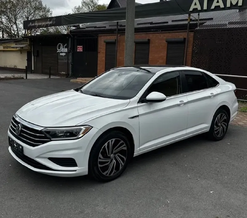 Volkswagen jetta sel 2021 год,8 месяц! 67 тыс. км пробег. 1.4т, 8-ми ступенчатый автомат(aisin) •цифровая панель приборов (virtuаl сосkрit) •максимальная мультимедиа мiв с саrрlаy •музыка веаts, сабвуфер в багажнике(играет превосходно) •аmbiеnt подсветка всего салона •бесключевой доступ •адаптивный круиз контроль (дистроник) с камерой, подруливанием, удержание в полосе(автомобиль управляется сам) •подогрев руля, передних и задних сидений. •камера заднего вида •датчик света/датчик дождя •панорамная крыша •bi-led оптика (авто дальний) дистанционный запуск автомобиля. кожаный салон, с электроприводом. отличное состояние. 2.020.000₽ +7(949)7117711 📞 звоните: +7(949)7117711 - фотография - 1