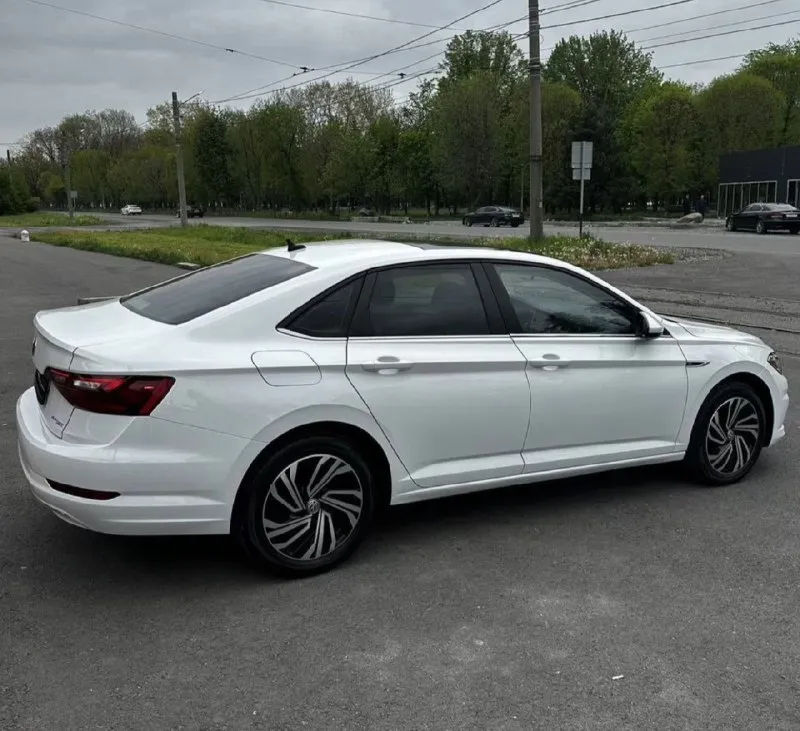 Volkswagen jetta sel 2021 год,8 месяц! 67 тыс. км пробег. 1.4т, 8-ми ступенчатый автомат(aisin) •цифровая панель приборов (virtuаl сосkрit) •максимальная мультимедиа мiв с саrрlаy •музыка веаts, сабвуфер в багажнике(играет превосходно) •аmbiеnt подсветка всего салона •бесключевой доступ •адаптивный круиз контроль (дистроник) с камерой, подруливанием, удержание в полосе(автомобиль управляется сам) •подогрев руля, передних и задних сидений. •камера заднего вида •датчик света/датчик дождя •панорамная крыша •bi-led оптика (авто дальний) дистанционный запуск автомобиля. кожаный салон, с электроприводом. отличное состояние. 2.020.000₽ +7(949)7117711 📞 звоните: +7(949)7117711 - фотография - 4