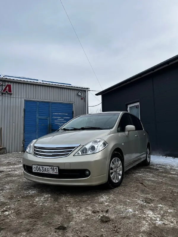 Продается nissan tiida в редкой комплектации axis. по техническим характеристикам: год выпуска - 2008 объем двигателя - 1,8 л коробка - автомат пробег - 114700 км (родной и реальный) кузов - хэтчбек информация по машине: машина привезена из японии в редкой комплектации axis, которая включает в себя видоизмененные бампера, колесные диски, отделку элементов салона под дерево и рыжий кожаный салон. спинка заднего ряда сидений регулируется по наклону. салон для машины 2008 года выпуска в отличном состоянии (имеются эксплуатационные дефекты, не критичные). дополнительно установлены дорогостоящие крепления системы isofix для детского автокресла. на машине передвигается супруга, за 3 года владения наездила всего 10 тысяч километров. за машиной очень тщательно ухаживали. состояние кузова хорошее, есть пару моментов, абсолютно приемлемых для года выпуска авто (будем обсуждать при осмотре). машина в родной краске, в дтп не попадала. пробег реальный и настоящий. машина на зимн 📞 звоните: +7(959)1347683 - фотография - 2