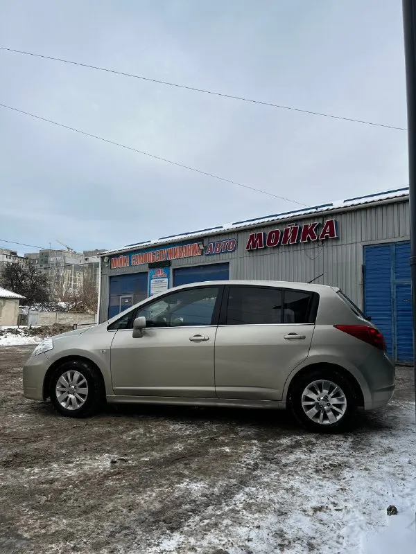 Продается nissan tiida в редкой комплектации axis. по техническим характеристикам: год выпуска - 2008 объем двигателя - 1,8 л коробка - автомат пробег - 114700 км (родной и реальный) кузов - хэтчбек информация по машине: машина привезена из японии в редкой комплектации axis, которая включает в себя видоизмененные бампера, колесные диски, отделку элементов салона под дерево и рыжий кожаный салон. спинка заднего ряда сидений регулируется по наклону. салон для машины 2008 года выпуска в отличном состоянии (имеются эксплуатационные дефекты, не критичные). дополнительно установлены дорогостоящие крепления системы isofix для детского автокресла. на машине передвигается супруга, за 3 года владения наездила всего 10 тысяч километров. за машиной очень тщательно ухаживали. состояние кузова хорошее, есть пару моментов, абсолютно приемлемых для года выпуска авто (будем обсуждать при осмотре). машина в родной краске, в дтп не попадала. пробег реальный и настоящий. машина на зимн 📞 звоните: +7(959)1347683 - фотография - 3