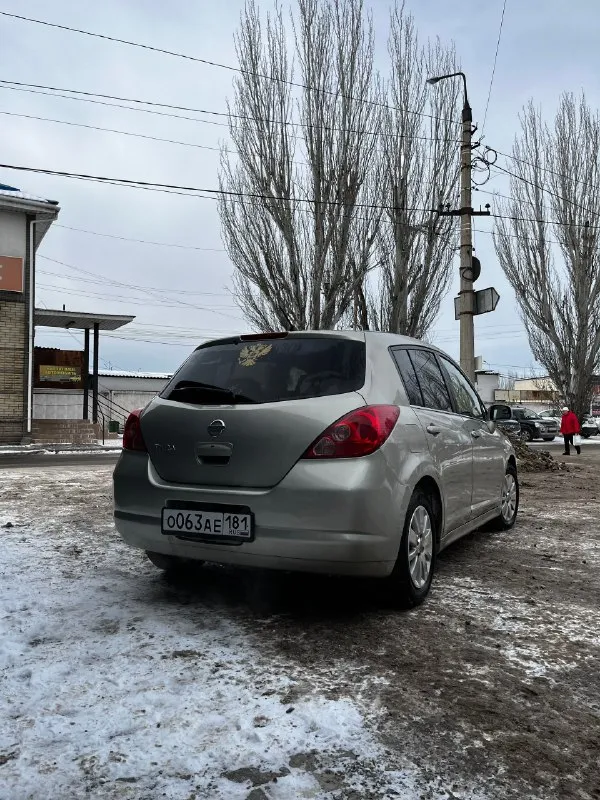 Продается nissan tiida в редкой комплектации axis. по техническим характеристикам: год выпуска - 2008 объем двигателя - 1,8 л коробка - автомат пробег - 114700 км (родной и реальный) кузов - хэтчбек информация по машине: машина привезена из японии в редкой комплектации axis, которая включает в себя видоизмененные бампера, колесные диски, отделку элементов салона под дерево и рыжий кожаный салон. спинка заднего ряда сидений регулируется по наклону. салон для машины 2008 года выпуска в отличном состоянии (имеются эксплуатационные дефекты, не критичные). дополнительно установлены дорогостоящие крепления системы isofix для детского автокресла. на машине передвигается супруга, за 3 года владения наездила всего 10 тысяч километров. за машиной очень тщательно ухаживали. состояние кузова хорошее, есть пару моментов, абсолютно приемлемых для года выпуска авто (будем обсуждать при осмотре). машина в родной краске, в дтп не попадала. пробег реальный и настоящий. машина на зимн 📞 звоните: +7(959)1347683 - фотография - 4
