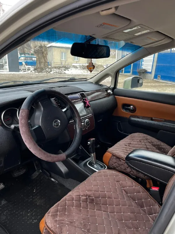 Продается nissan tiida в редкой комплектации axis. по техническим характеристикам: год выпуска - 2008 объем двигателя - 1,8 л коробка - автомат пробег - 114700 км (родной и реальный) кузов - хэтчбек информация по машине: машина привезена из японии в редкой комплектации axis, которая включает в себя видоизмененные бампера, колесные диски, отделку элементов салона под дерево и рыжий кожаный салон. спинка заднего ряда сидений регулируется по наклону. салон для машины 2008 года выпуска в отличном состоянии (имеются эксплуатационные дефекты, не критичные). дополнительно установлены дорогостоящие крепления системы isofix для детского автокресла. на машине передвигается супруга, за 3 года владения наездила всего 10 тысяч километров. за машиной очень тщательно ухаживали. состояние кузова хорошее, есть пару моментов, абсолютно приемлемых для года выпуска авто (будем обсуждать при осмотре). машина в родной краске, в дтп не попадала. пробег реальный и настоящий. машина на зимн 📞 звоните: +7(959)1347683 - фотография - 5