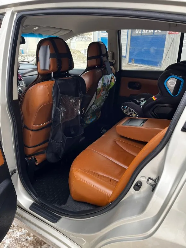 Продается nissan tiida в редкой комплектации axis. по техническим характеристикам: год выпуска - 2008 объем двигателя - 1,8 л коробка - автомат пробег - 114700 км (родной и реальный) кузов - хэтчбек информация по машине: машина привезена из японии в редкой комплектации axis, которая включает в себя видоизмененные бампера, колесные диски, отделку элементов салона под дерево и рыжий кожаный салон. спинка заднего ряда сидений регулируется по наклону. салон для машины 2008 года выпуска в отличном состоянии (имеются эксплуатационные дефекты, не критичные). дополнительно установлены дорогостоящие крепления системы isofix для детского автокресла. на машине передвигается супруга, за 3 года владения наездила всего 10 тысяч километров. за машиной очень тщательно ухаживали. состояние кузова хорошее, есть пару моментов, абсолютно приемлемых для года выпуска авто (будем обсуждать при осмотре). машина в родной краске, в дтп не попадала. пробег реальный и настоящий. машина на зимн 📞 звоните: +7(959)1347683 - фотография - 6