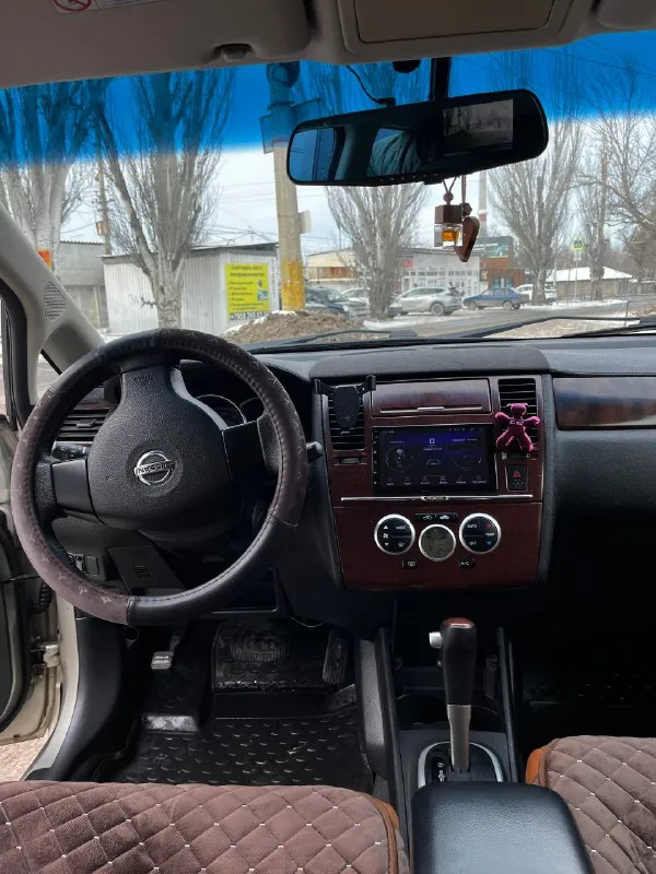 Продается nissan tiida в редкой комплектации axis. по техническим характеристикам: год выпуска - 2008 объем двигателя - 1,8 л коробка - автомат пробег - 114700 км (родной и реальный) кузов - хэтчбек информация по машине: машина привезена из японии в редкой комплектации axis, которая включает в себя видоизмененные бампера, колесные диски, отделку элементов салона под дерево и рыжий кожаный салон. спинка заднего ряда сидений регулируется по наклону. салон для машины 2008 года выпуска в отличном состоянии (имеются эксплуатационные дефекты, не критичные). дополнительно установлены дорогостоящие крепления системы isofix для детского автокресла. на машине передвигается супруга, за 3 года владения наездила всего 10 тысяч километров. за машиной очень тщательно ухаживали. состояние кузова хорошее, есть пару моментов, абсолютно приемлемых для года выпуска авто (будем обсуждать при осмотре). машина в родной краске, в дтп не попадала. пробег реальный и настоящий. машина на зимн 📞 звоните: +7(959)1347683 - фотография - 8