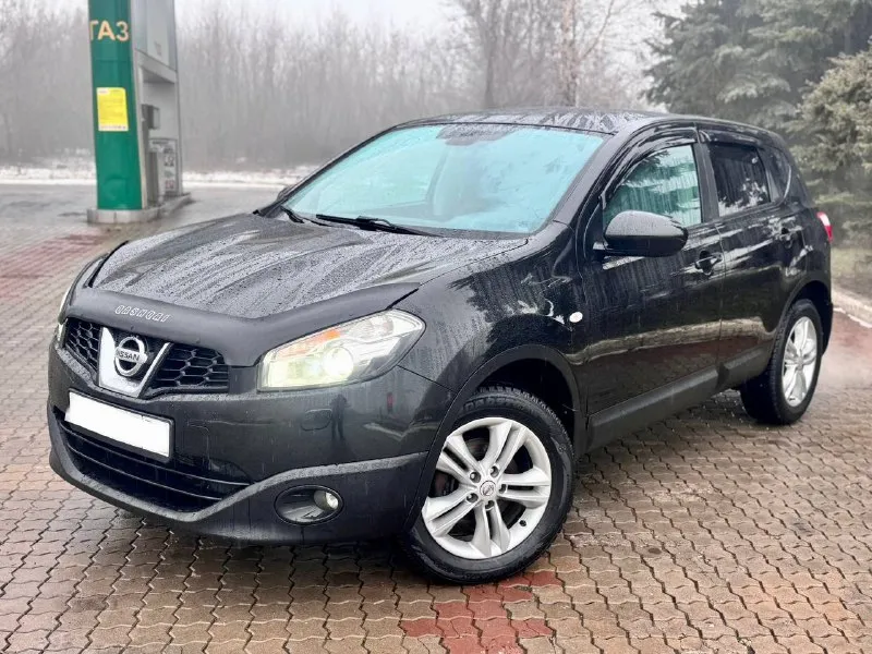 Nissan qashqai 2010 г. в. | 2.0 бензин | вариатор | максимальная комплектация живой, ухоженный qashqai в отличном состоянии. автомобиль полностью обслужен, никаких вложений не требует — сел и поехал. 🔹 двигатель 2.0 бензин — работает ровно 🔹 вариатор — обслуживался своевременно, без пинков и посторонних шумов 🔹 максимальная комплектация 🔹 панорамная крыша 🔹 климат-контроль 🔹 полный электропакет кузов: ▪️ окрашена одна деталь ▪️ остальной кузов — в родном окрасе стёкла: ▪️ все родные по кругу, включая лобовое салон чистый, не затёртый, без запахов. автомобиль не требует вложений, полностью готов к эксплуатации. 💰 цена: 999 000 торг у капота, только по делу. +79495095858 +79895435743 📲 tg: николай н а 📞 +7(949)5095858 📲 tg: николай н а 📞 звоните: +7(949)5095858 - фотография - 3