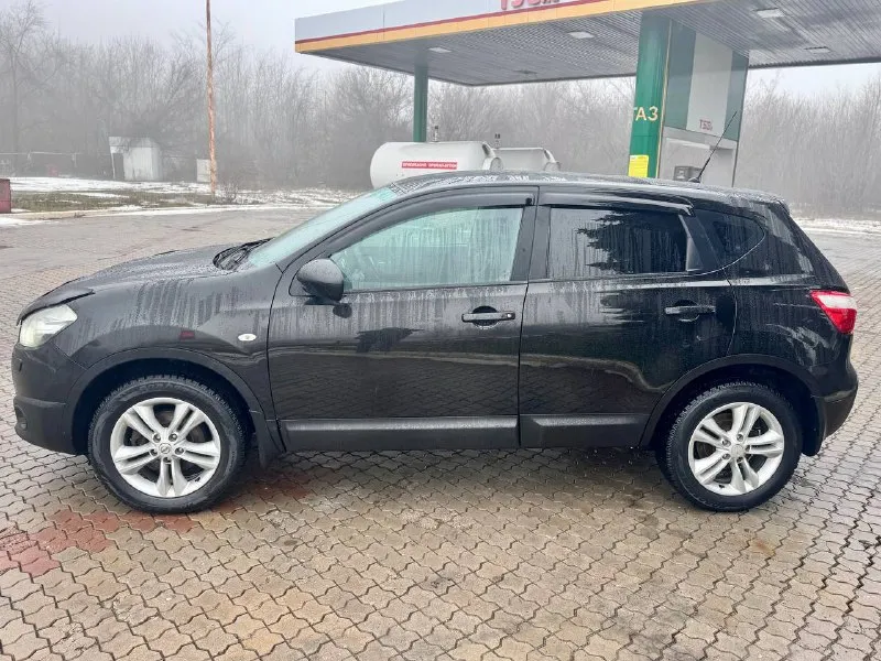 Nissan qashqai 2010 г. в. | 2.0 бензин | вариатор | максимальная комплектация живой, ухоженный qashqai в отличном состоянии. автомобиль полностью обслужен, никаких вложений не требует — сел и поехал. 🔹 двигатель 2.0 бензин — работает ровно 🔹 вариатор — обслуживался своевременно, без пинков и посторонних шумов 🔹 максимальная комплектация 🔹 панорамная крыша 🔹 климат-контроль 🔹 полный электропакет кузов: ▪️ окрашена одна деталь ▪️ остальной кузов — в родном окрасе стёкла: ▪️ все родные по кругу, включая лобовое салон чистый, не затёртый, без запахов. автомобиль не требует вложений, полностью готов к эксплуатации. 💰 цена: 999 000 торг у капота, только по делу. +79495095858 +79895435743 📲 tg: николай н а 📞 звоните: +7(949)5095858 - фотография - 4