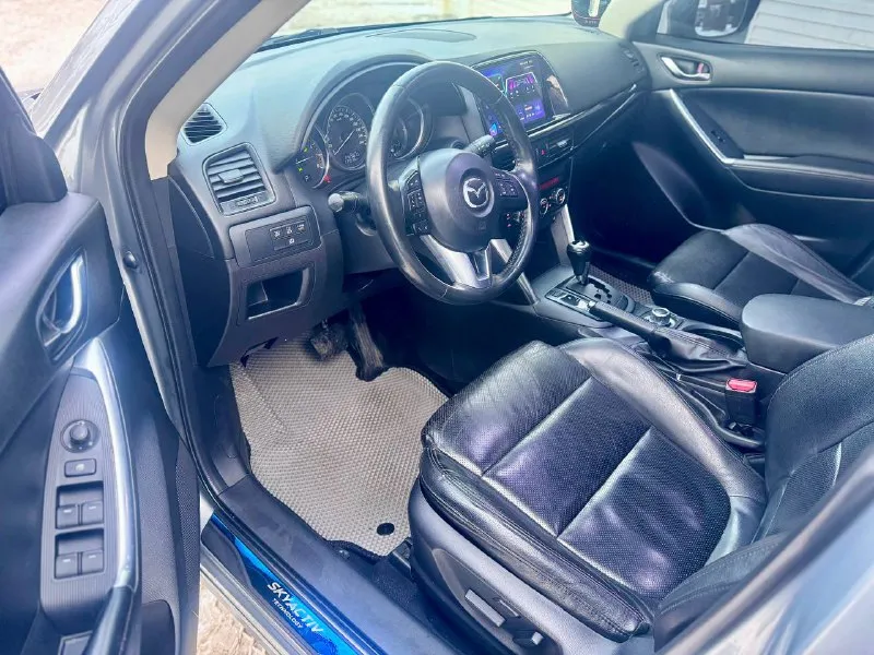 Mazda cx-5, 2013 г. , максимальная комплектация продаю надежный и ухоженный кроссовер. 🔹 двигатель: 2.0 бензин 🔹 пробег: 165 000 км 🔹 комплектация: максимальная автомобиль не бит, не крашен, весь в родном окрасе. кузов ровный, без повреждений и коррозии. техническое состояние отличное: двигатель работает тихо и ровно, коробка без рывков, подвеска без посторонних звуков. все обслуживание проводилось своевременно. магнитола стоит дорогая, камера сабвуфер усилитель и 4 динамика салон чистый, ухоженный, не прокурен. богатая комплектация: все функции работают исправно. документы в полном порядке, юридически чистый автомобиль. отличный вариант для города и трассы — комфортный, экономичный и надежный. разумный торг у капота. осмотр по договоренности. донецк возможен обмен возможно продажа в кредит цена1 490 000 +79895435743 телеграм ватсап +79495095858 - фотография - 8