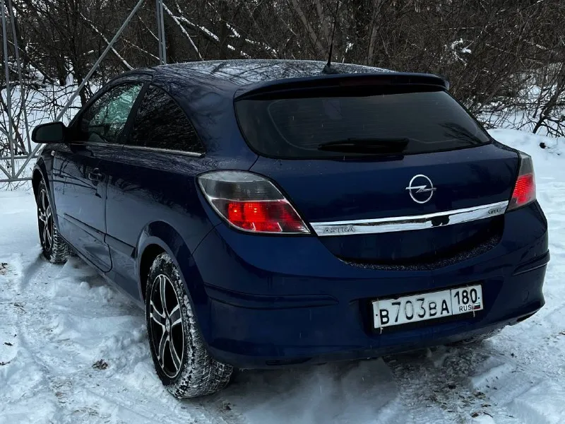 Opel astra gtc год выпуска : 2007 двигатель : 1.8 (140лс. ) коробка : надёжная 5ст. механика. комплектация максимальная (cosmo) хорошая комплектация: мультируль подогрев передних сидений. подогрев лобового, и заднего стекла. сиденья алькантара/кожа. дорогая мультимедиа. неплохая музыка. противотуманные фары. круиз-контроль климат-контроль 2 эсп. камера заднего вида. r-16 диски. приятный выхлоп. машина хозяйская, ухоженная. двигатель и коробка работают отлично. кузов почти весь в родном окрасе, присутствуют мелкие сколы на лкп. документы полностью чистые! встанет на учёт хоть завтра. шахтерский район. цена: 430.000р. - торг. +79493904415 - фотография - 5