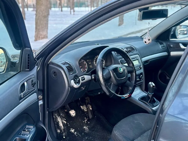 В продаже skoda octavia a5 автомобиль 2013 года выпуска на бензиновом моторе 1.8 турбо, масло не берет, тянет бодро, полностью обслужен! коробка передачи не выбивает, всю включает как нужно не воет не гудит. отличная комплектация: максимальная музыка, 4-эсп, 2-х зонный климат, подогревы сидений и тд! юридически чистая возможен обмен и продажа в кредит! осмотр донецк цена: 735.000 ₽, торг быстрому покупателю! ☎️ +7 (949) 742-53-98 📞 звоните: +7(949)7425398 - фотография - 7