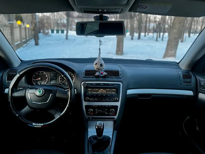 В продаже skoda octavia a5 автомобиль 2013 года выпуска на бензиновом моторе 1.8 турбо, масло не берет, тянет бодро, полностью обслужен! коробка передачи не выбивает, всю включает как нужно не воет не гудит. отличная комплектация: максимальная музыка, 4-эсп, 2-х зонный климат, подогревы сидений и тд! юридически чистая возможен обмен и продажа в кредит! осмотр донецк цена: 735.000 ₽, торг быстрому покупателю! ☎️ +7 (949) 742-53-98 📞 звоните: +7(949)7425398 - фотография - 9