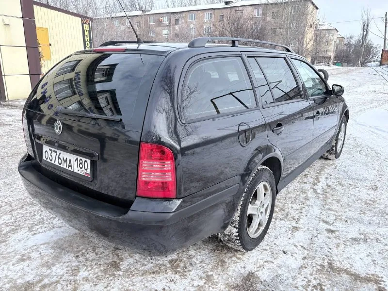 Продам skoda octavia tour 2.0 евро 4 (вписано ) универсал цена: ❗️❗️❗️545.000❗️❗️❗️ автомобиль в хорошем состоянии по кузову и по технической части. пригнан 4 года назад из германии с пробегом 160, сейчас 204 авто без дтп все стекла родные, лобовое также заводское. при покупке проверяли толщиномером, все детали родные за исключением крышки багажника ( вторичный окрас ). мотор 2.0 115лс. простой 8 клапанный не убиваемый, работает отлично, клапана не гнет. сцепление менялось 20тыс. км назад (luk). хорошая комплектация: кондиционер (обслужен по весне), подогрев сидений, люк работает во всех положениях, усилитель руля (гур), центральный замок, электрорегулировка зеркал, обогрев зеркал, все электростеклоподъёмники, подушка безопасности airbag, стоит новая зимняя резина r15,сервисные книги. сигнализация. по документам полный порядок, поставили в декабре на 180 регион. переоформление обязательно!!! цена: 💵545.000 💵 торг осмотр:г. макеевка. +79493207153 📞 звоните: +7(949)3207153 - фотография - 3