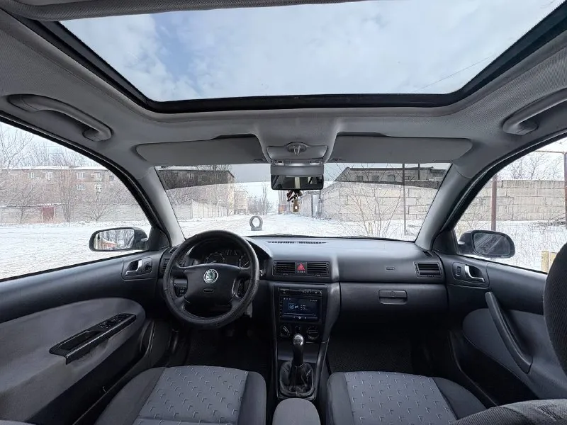 Продам skoda octavia tour 2.0 евро 4 (вписано ) универсал цена: ❗️❗️❗️545.000❗️❗️❗️ автомобиль в хорошем состоянии по кузову и по технической части. пригнан 4 года назад из германии с пробегом 160, сейчас 204 авто без дтп все стекла родные, лобовое также заводское. при покупке проверяли толщиномером, все детали родные за исключением крышки багажника ( вторичный окрас ). мотор 2.0 115лс. простой 8 клапанный не убиваемый, работает отлично, клапана не гнет. сцепление менялось 20тыс. км назад (luk). хорошая комплектация: кондиционер (обслужен по весне), подогрев сидений, люк работает во всех положениях, усилитель руля (гур), центральный замок, электрорегулировка зеркал, обогрев зеркал, все электростеклоподъёмники, подушка безопасности airbag, стоит новая зимняя резина r15,сервисные книги. сигнализация. по документам полный порядок, поставили в декабре на 180 регион. переоформление обязательно!!! цена: 💵545.000 💵 торг осмотр:г. макеевка. +79493207153 📞 звоните: +7(949)3207153 - фотография - 4