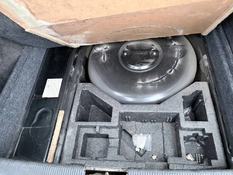 Продам skoda octavia tour 2.0 евро 4 (вписано ) универсал цена: ❗️❗️❗️545.000❗️❗️❗️ автомобиль в хорошем состоянии по кузову и по технической части. пригнан 4 года назад из германии с пробегом 160, сейчас 204 авто без дтп все стекла родные, лобовое также заводское. при покупке проверяли толщиномером, все детали родные за исключением крышки багажника ( вторичный окрас ). мотор 2.0 115лс. простой 8 клапанный не убиваемый, работает отлично, клапана не гнет. сцепление менялось 20тыс. км назад (luk). хорошая комплектация: кондиционер (обслужен по весне), подогрев сидений, люк работает во всех положениях, усилитель руля (гур), центральный замок, электрорегулировка зеркал, обогрев зеркал, все электростеклоподъёмники, подушка безопасности airbag, стоит новая зимняя резина r15,сервисные книги. сигнализация. по документам полный порядок, поставили в декабре на 180 регион. переоформление обязательно!!! цена: 💵545.000 💵 торг осмотр:г. макеевка. +79493207153 📞 звоните: +7(949)3207153 - фотография - 5