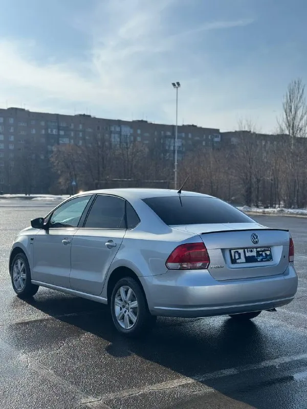 Продам volkswagen polo в комплектации sochi edition год выпуска-2013 объём двигателя-1.6( отличный, надежный мотор) коробка передач: 5-ти ступенчатая механика пробег 198.000 тыс км(оригинал) машина в достойном состоянии, за машиной следили ! оцинкованный кузов! комплектация : -полный обогрев лобового стекла ! -подогрев передний сидений -кондиционер -4 стеклоподъемника на пробеге 189.000 тыс км было большое то:❗️ -замена цепи( оригинал), замена помпы, замена сцепления, замена аккумулятора, замена передних сайлентблоков, замена подушек двигателя ❗️ на пробеге 197.300 поменял масла и фильтра ! поставил хорошое головное устройство rcd340(30 тыс)❗️и колонки (урал ак) сделана хорошая шумоизолиция всех дверей! птс оригинал ❗️ 2 ключа хорошая автотека не такси, не каршеринг переоформление без проблем, есть действующий техосмотр ❗️ могу поехать с вами в мрэо. цена -770.000 тыс руб(торг) дополнительные вопросы по телефону : +79495219479 - фотография - 7