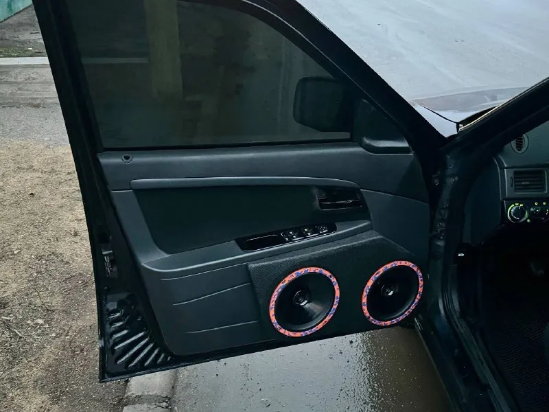 Срочно ❗ цена на черную молодежную приору в хорошем состоянии снижена 410 000 руб продам приору 2011 года автомобиль в хорошем состоянии, по кузову рыжиков и гнили нет! в красивом чёрном цвете - космос🚀 вид имеет собирает много взглядов🔥 бампера приора 2, дверные карты приора 2, центральная консоль приора 2 с рабочим кондиционером! днище всё что нужно было поварено и полностью обработано! ходовая вся исправна, стойки ss20, пружины -70(заводские отдам тоже) двигатель и коробка без нареканий автомобиль обесшумленный свет очень хороший led лампы и led туманки стоит хорошая музыка две пары 20 динамиков, усилитель, магнитола процессорная салон чистый и опрятный цена 410 000 руб +7 949 448 01 64 📞 звоните: +7(949)4480164 - фотография - 7