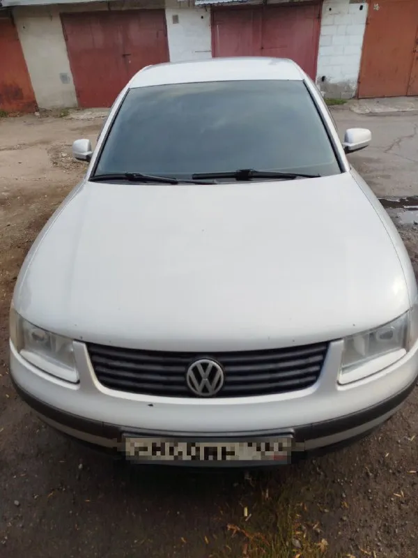Volkswagen passat b5 1.6 8 клапонный (ahl) кузов без дтп, автомобиль местный, не гнилой. двигатель самый простой, без турбины, работает ровно, не дымит (масло не жрёт). комплектация: 4 эсп, климат контроль, abs. авто территориально в г. горловка. тел. : +79493139993 цена: 430 000 руб. 📲 tg: @joseph_brodsky1940 📞 звоните: +7(949)3139993 - фотография - 1