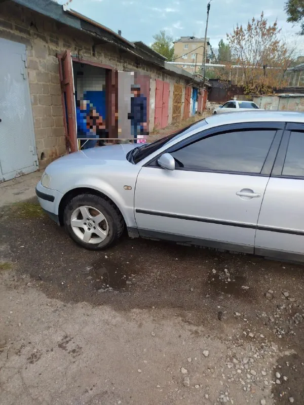 Volkswagen passat b5 1.6 8 клапонный (ahl) кузов без дтп, автомобиль местный, не гнилой. двигатель самый простой, без турбины, работает ровно, не дымит (масло не жрёт). комплектация: 4 эсп, климат контроль, abs. авто территориально в г. горловка. тел. : +79493139993 цена: 430 000 руб. 📲 tg: @joseph_brodsky1940 📞 звоните: +7(949)3139993 - фотография - 2