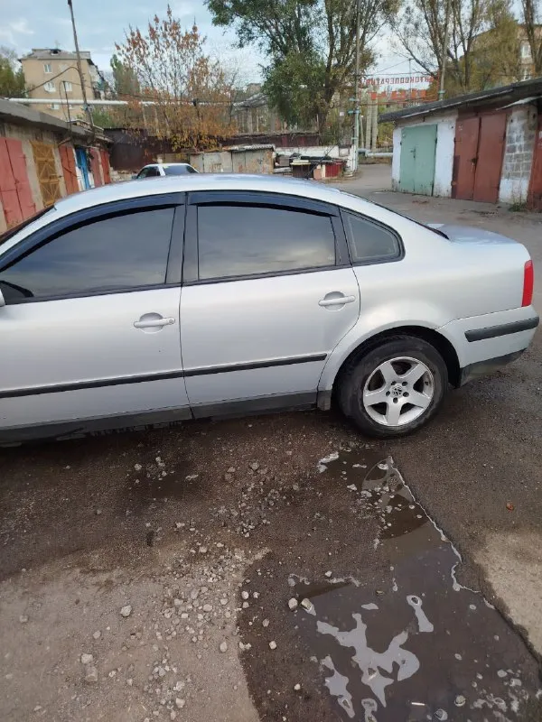 Volkswagen passat b5 1.6 8 клапонный (ahl) кузов без дтп, автомобиль местный, не гнилой. двигатель самый простой, без турбины, работает ровно, не дымит (масло не жрёт). комплектация: 4 эсп, климат контроль, abs. авто территориально в г. горловка. тел. : +79493139993 цена: 430 000 руб. 📲 tg: @joseph_brodsky1940 📞 звоните: +7(949)3139993 - фотография - 3