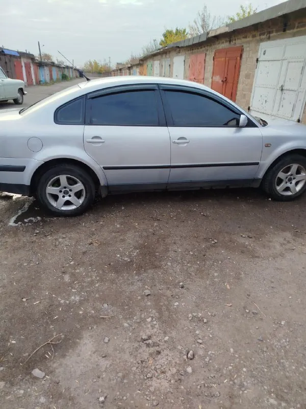 Volkswagen passat b5 1.6 8 клапонный (ahl) кузов без дтп, автомобиль местный, не гнилой. двигатель самый простой, без турбины, работает ровно, не дымит (масло не жрёт). комплектация: 4 эсп, климат контроль, abs. авто территориально в г. горловка. тел. : +79493139993 цена: 430 000 руб. 📲 tg: @joseph_brodsky1940 📞 звоните: +7(949)3139993 - фотография - 4