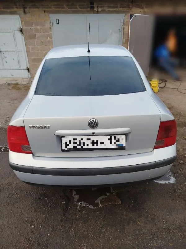 Volkswagen passat b5 1.6 8 клапонный (ahl) кузов без дтп, автомобиль местный, не гнилой. двигатель самый простой, без турбины, работает ровно, не дымит (масло не жрёт). комплектация: 4 эсп, климат контроль, abs. авто территориально в г. горловка. тел. : +79493139993 цена: 430 000 руб. 📲 tg: @joseph_brodsky1940 📞 звоните: +7(949)3139993 - фотография - 5