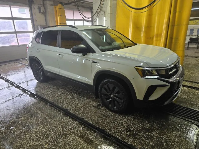 Volkswagen taos 2021 год. мотор 1.5,пробег 41 тыс. км. коробка 8-ми ступенчатый автомат asin.1 хозяин, кузов в родном окрасе, состояние нового авто. безопасность целая, все стекла родные.2 ключа. кнопка старт- стоп, кожаный руль с подогревом, адаптивный круиз, дистроник, движение в полосе, функция старт-стоп, жк монитор, слепые зоны. осмотр донецк. цена 2 600 000 рублей. +79493982923. 📞 звоните: +7(949)3982923 - фотография - 1