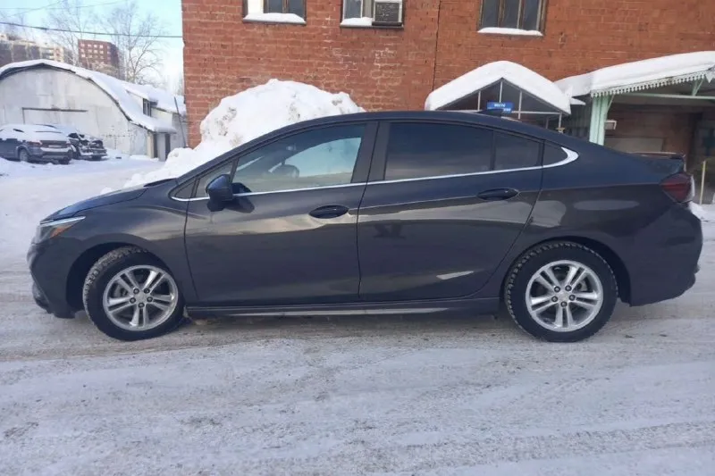 Продам хозяйский автомобиль chevrolet cruze 1.4 2017 года в комплектации lt с родным пробегом 128 тыс. км. состояние отличное, остекление заводское, включая лобовое, один собственник за все время. в собственности с 2021 года. автомобиль обслужен полностью и подготовлен к зиме с заменой всех жидкостей и фильтров. два комплекта новой резины. любые проверки на ваших сто, продажа от собственника‼️1.300.000 с адекватным торгом. г. донецк +79498431343 - фотография - 2