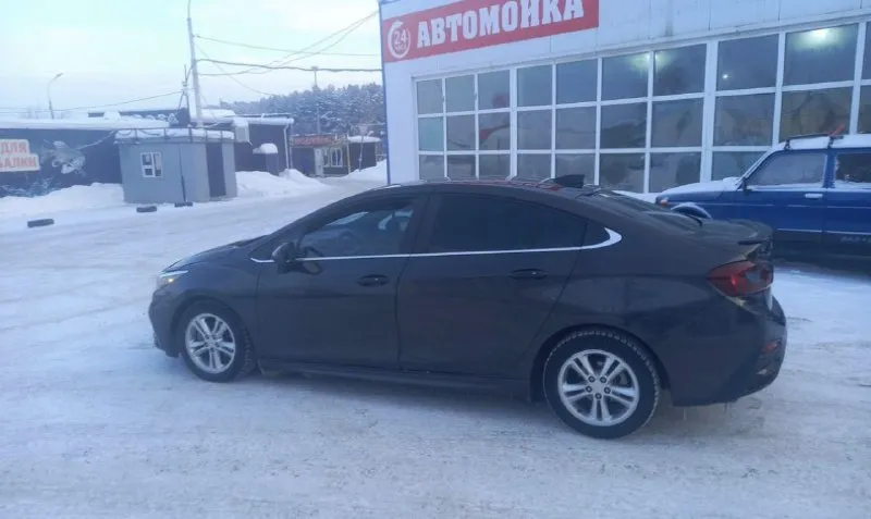 Продам хозяйский автомобиль chevrolet cruze 1.4 2017 года в комплектации lt с родным пробегом 128 тыс. км. состояние отличное, остекление заводское, включая лобовое, один собственник за все время. в собственности с 2021 года. автомобиль обслужен полностью и подготовлен к зиме с заменой всех жидкостей и фильтров. два комплекта новой резины. любые проверки на ваших сто, продажа от собственника‼️1.300.000 с адекватным торгом. г. донецк +79498431343 - фотография - 3
