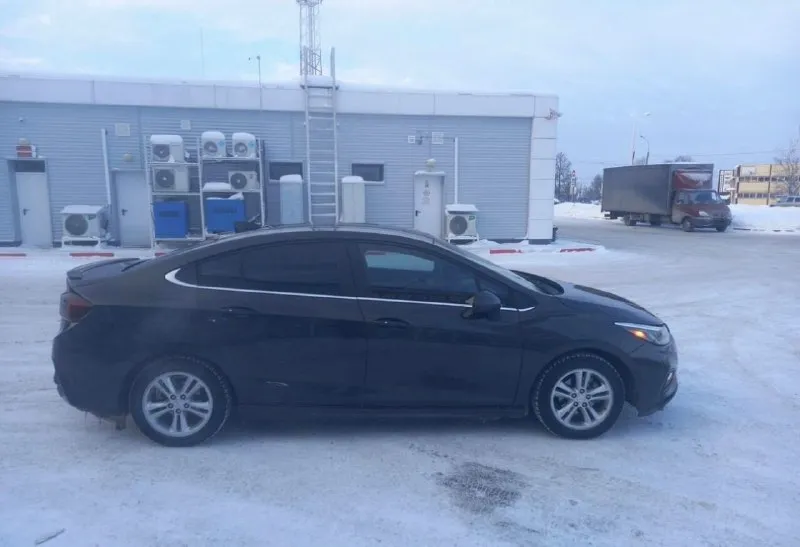 Продам хозяйский автомобиль chevrolet cruze 1.4 2017 года в комплектации lt с родным пробегом 128 тыс. км. состояние отличное, остекление заводское, включая лобовое, один собственник за все время. в собственности с 2021 года. автомобиль обслужен полностью и подготовлен к зиме с заменой всех жидкостей и фильтров. два комплекта новой резины. любые проверки на ваших сто, продажа от собственника‼️1.300.000 с адекватным торгом. г. донецк +79498431343 - фотография - 4