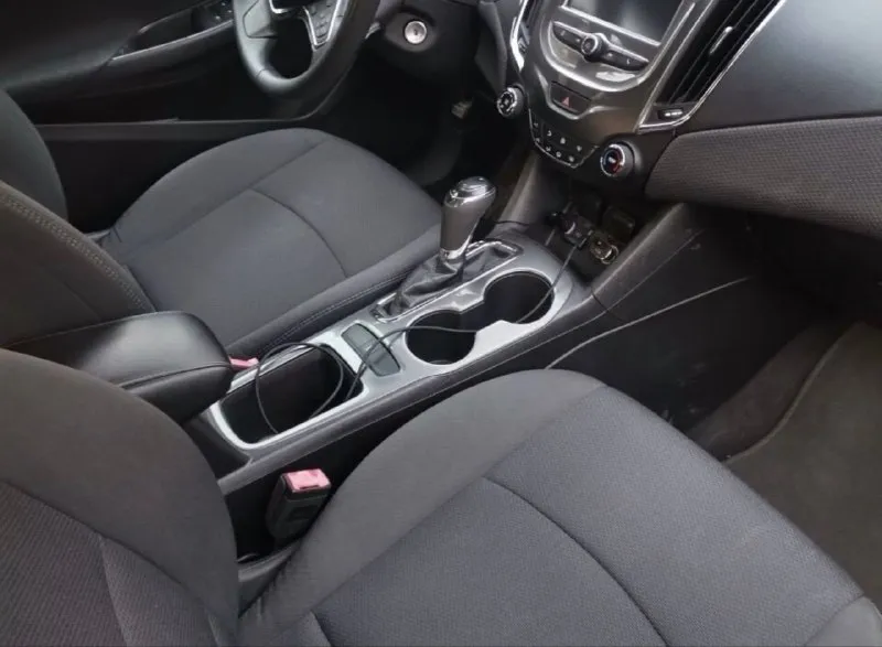 Продам хозяйский автомобиль chevrolet cruze 1.4 2017 года в комплектации lt с родным пробегом 128 тыс. км. состояние отличное, остекление заводское, включая лобовое, один собственник за все время. в собственности с 2021 года. автомобиль обслужен полностью и подготовлен к зиме с заменой всех жидкостей и фильтров. два комплекта новой резины. любые проверки на ваших сто, продажа от собственника‼️1.300.000 с адекватным торгом. г. донецк +79498431343 - фотография - 7