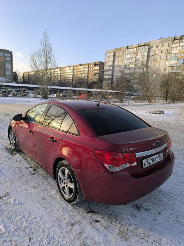 Chevrolet cruze 1.6 2010 🚘 530.000₽💰 - двигатель f16d3. мкпп - пробег 207862 - есть моменты по лкп (видно по фото) - на ходу каждый день. - 10 тыс. назад была замена грм с помпой. - новые передние, задние стойки, сайлентблоки рычагов, троса ручника. - android магнитола, камера заднего вида, wi-fi, bluetooth, aux, 2 слота под сим-карты, навигация. - доки в порядке собственник. +79495032393 или tg осмотр макеевка. торг у капота. - фотография - 2