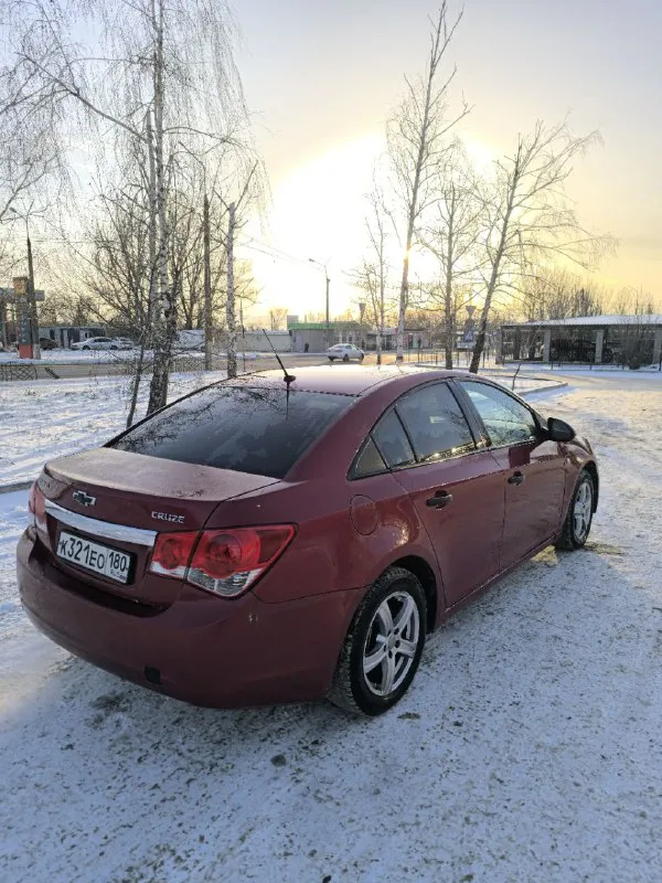 Chevrolet cruze 1.6 2010 🚘 530.000₽💰 - двигатель f16d3. мкпп - пробег 207862 - есть моменты по лкп (видно по фото) - на ходу каждый день. - 10 тыс. назад была замена грм с помпой. - новые передние, задние стойки, сайлентблоки рычагов, троса ручника. - android магнитола, камера заднего вида, wi-fi, bluetooth, aux, 2 слота под сим-карты, навигация. - доки в порядке собственник. +79495032393 или tg осмотр макеевка. торг у капота. - фотография - 3