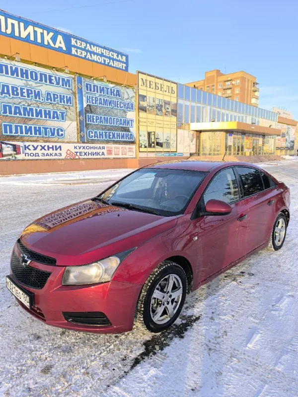 Chevrolet cruze 1.6 2010 🚘 530.000₽💰 - двигатель f16d3. мкпп - пробег 207862 - есть моменты по лкп (видно по фото) - на ходу каждый день. - 10 тыс. назад была замена грм с помпой. - новые передние, задние стойки, сайлентблоки рычагов, троса ручника. - android магнитола, камера заднего вида, wi-fi, bluetooth, aux, 2 слота под сим-карты, навигация. - доки в порядке собственник. +79495032393 или tg осмотр макеевка. торг у капота. - фотография - 4