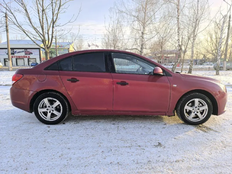 Chevrolet cruze 1.6 2010 🚘 530.000₽💰 - двигатель f16d3. мкпп - пробег 207862 - есть моменты по лкп (видно по фото) - на ходу каждый день. - 10 тыс. назад была замена грм с помпой. - новые передние, задние стойки, сайлентблоки рычагов, троса ручника. - android магнитола, камера заднего вида, wi-fi, bluetooth, aux, 2 слота под сим-карты, навигация. - доки в порядке собственник. +79495032393 или tg осмотр макеевка. торг у капота. - фотография - 6