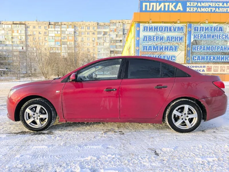 Chevrolet cruze 1.6 2010 🚘 530.000₽💰 - двигатель f16d3. мкпп - пробег 207862 - есть моменты по лкп (видно по фото) - на ходу каждый день. - 10 тыс. назад была замена грм с помпой. - новые передние, задние стойки, сайлентблоки рычагов, троса ручника. - android магнитола, камера заднего вида, wi-fi, bluetooth, aux, 2 слота под сим-карты, навигация. - доки в порядке собственник. +79495032393 или tg осмотр макеевка. торг у капота. - фотография - 7