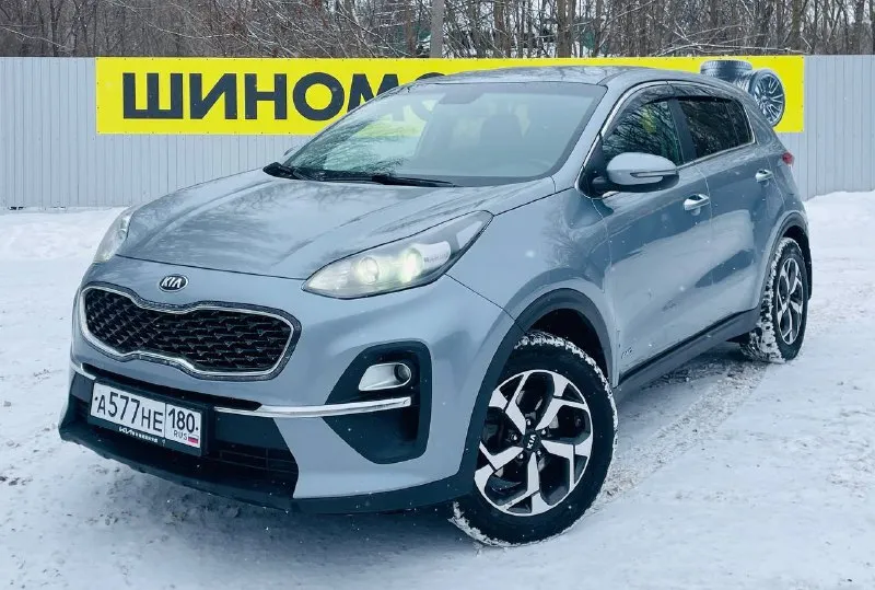* к вашему вниманию крассовер лучший * * kia sportege 4 restaling full * прекрасный автомобиль официальный дилерский kia год выпуска 2021 эксплуатация с 2022 двигатель 2.0 простой бензин пробег родной 104:000 тыс. км коробка автоматическая в заводском окрасе полностью стекла все заводские включая лобовое хорошая комплектация есть все, ухоженный салон достойный, датчики света, и дождя, подогревы всех сидений, подогрев зеркал и стекл, полный электропакет, большая мультимедиа, камера заднего вида, блютус громкая связь, андроид с многими, функциями есть все, новые зимние шины, летние шины в подарок, два ключа выкедных, сервисные книжки, полное то по регламенту, фильтра масла и так далее, и многое другое есть, возможен обмен на цена другая, кто заинтересован покупкой авто звоните продажа от собственника 4 года во владений любые проверки приветствуются за ваш счёт ‼️цена 2275-000 тысяч рублей ‼️ звони 📲 tg: 🎁 📞 звоните: +7(949)3969855 - фотография - 3