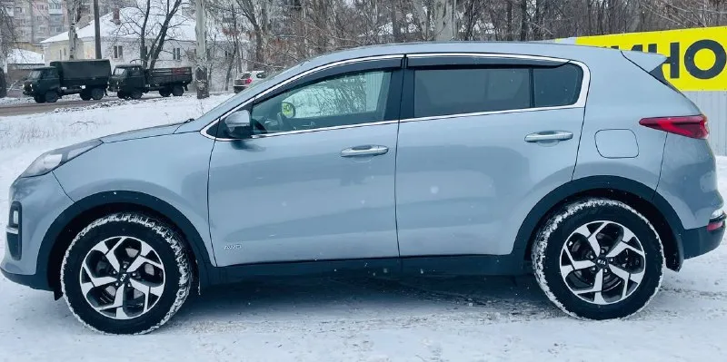 * к вашему вниманию крассовер лучший * * kia sportege 4 restaling full * прекрасный автомобиль официальный дилерский kia год выпуска 2021 эксплуатация с 2022 двигатель 2.0 простой бензин пробег родной 104:000 тыс. км коробка автоматическая в заводском окрасе полностью стекла все заводские включая лобовое хорошая комплектация есть все, ухоженный салон достойный, датчики света, и дождя, подогревы всех сидений, подогрев зеркал и стекл, полный электропакет, большая мультимедиа, камера заднего вида, блютус громкая связь, андроид с многими, функциями есть все, новые зимние шины, летние шины в подарок, два ключа выкедных, сервисные книжки, полное то по регламенту, фильтра масла и так далее, и многое другое есть, возможен обмен на цена другая, кто заинтересован покупкой авто звоните продажа от собственника 4 года во владений любые проверки приветствуются за ваш счёт ‼️цена 2275-000 тысяч рублей ‼️ звони 📲 tg: 🎁 📞 звоните: +7(949)3969855 - фотография - 5