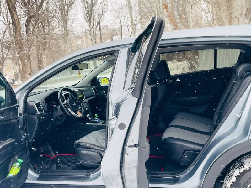 * к вашему вниманию крассовер лучший * * kia sportege 4 restaling full * прекрасный автомобиль официальный дилерский kia год выпуска 2021 эксплуатация с 2022 двигатель 2.0 простой бензин пробег родной 104:000 тыс. км коробка автоматическая в заводском окрасе полностью стекла все заводские включая лобовое хорошая комплектация есть все, ухоженный салон достойный, датчики света, и дождя, подогревы всех сидений, подогрев зеркал и стекл, полный электропакет, большая мультимедиа, камера заднего вида, блютус громкая связь, андроид с многими, функциями есть все, новые зимние шины, летние шины в подарок, два ключа выкедных, сервисные книжки, полное то по регламенту, фильтра масла и так далее, и многое другое есть, возможен обмен на цена другая, кто заинтересован покупкой авто звоните продажа от собственника 4 года во владений любые проверки приветствуются за ваш счёт ‼️цена 2275-000 тысяч рублей ‼️ звони 📲 tg: 🎁 📞 звоните: +7(949)3969855 - фотография - 9