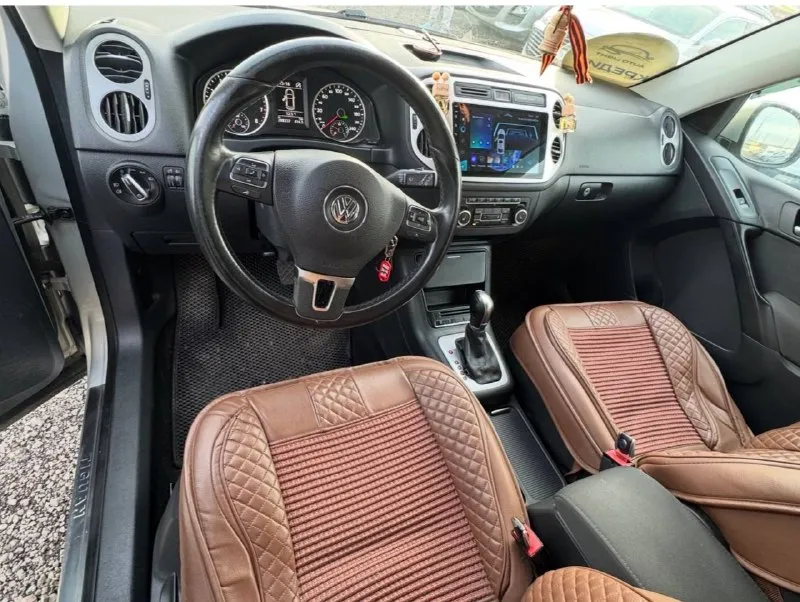 Шикарное авто🔥 цена 1420 000 рублей volkswagen тигуан / volkswagen tiguan 1 рест 2014 в родном окрасе❗️ 1.4т, новая турбина коробка автоматическая климат контроль, датчик температуры за бортом бортовой компьютер, датчик дождя, датчик света, задний парктроник с камерой заднего вида, подогрев сидений (3 режима), подогрев зеркал, мультируль, установлена магнитола, шумоизоляция. ходовая в идеальном состоянии! возможно продажа в кредит! телефон +7 📞 звоните: +7(949)3910129 - фотография - 5