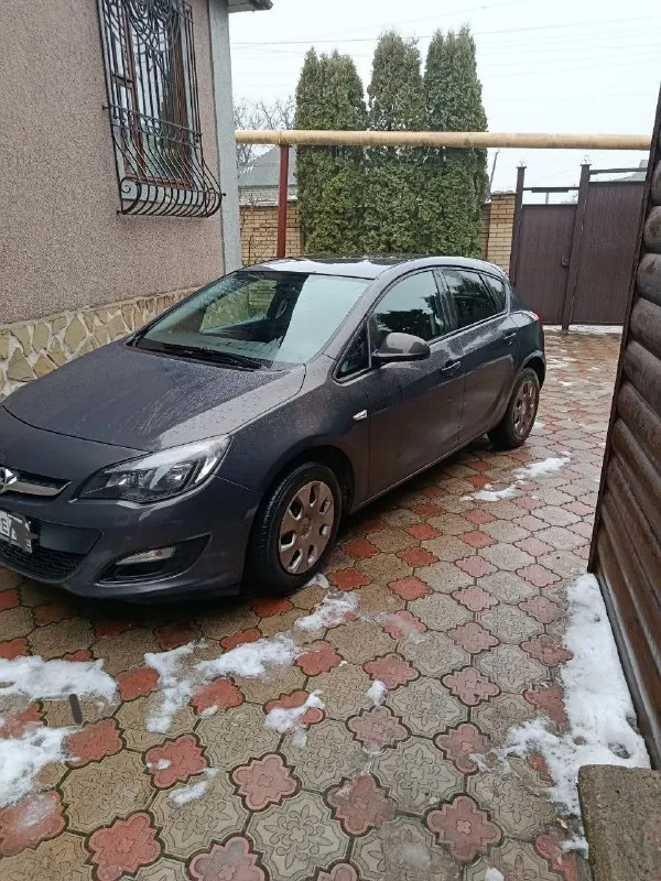 Продам opel astra j год 2013 двигатель 1.6 кпп механика пробег 161 тыс автомобиль в отличном состоянии для своих лет. без ржавчины и гнили, автомобиль весь в родной краске, без дтп, всё стекла родные включая лобовое. двигатель, кпп, ходовая на отлично, вложений не требует, сел и поехал. комплектация:abs, airbag, кондиционер(работает) эл зеркала, стеклоподъёмники, подогрев сидений. юридически чистая могу присутствовать при переоформлении в мрео цена 760 тыс. торг уместен осмотр макеевка тел +79494870938 📞 🇷🇺 звоните: +79494870938 - фотография - 2