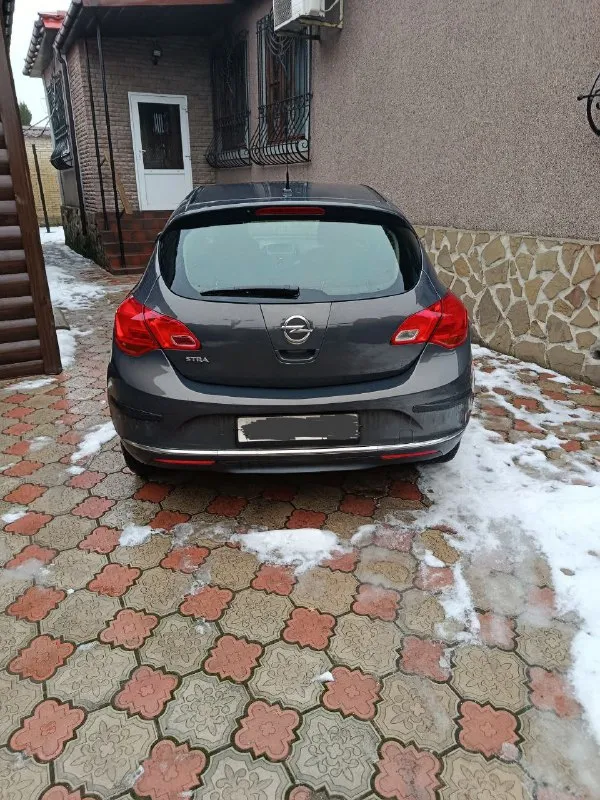 Продам opel astra j год 2013 двигатель 1.6 кпп механика пробег 161 тыс автомобиль в отличном состоянии для своих лет. без ржавчины и гнили, автомобиль весь в родной краске, без дтп, всё стекла родные включая лобовое. двигатель, кпп, ходовая на отлично, вложений не требует, сел и поехал. комплектация:abs, airbag, кондиционер(работает) эл зеркала, стеклоподъёмники, подогрев сидений. юридически чистая могу присутствовать при переоформлении в мрео цена 760 тыс. торг уместен осмотр макеевка тел +79494870938 📞 🇷🇺 звоните: +79494870938 - фотография - 3