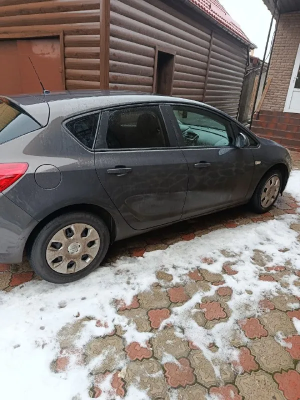 Продам opel astra j год 2013 двигатель 1.6 кпп механика пробег 161 тыс автомобиль в отличном состоянии для своих лет. без ржавчины и гнили, автомобиль весь в родной краске, без дтп, всё стекла родные включая лобовое. двигатель, кпп, ходовая на отлично, вложений не требует, сел и поехал. комплектация:abs, airbag, кондиционер(работает) эл зеркала, стеклоподъёмники, подогрев сидений. юридически чистая могу присутствовать при переоформлении в мрео цена 760 тыс. торг уместен осмотр макеевка тел +79494870938 📞 🇷🇺 звоните: +79494870938 - фотография - 4