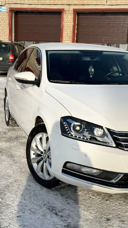 Продам volkswagen passat b7 год выпуска: 2011 пробег 187000 родной! двигатель: 1.8 tsi (215 л. с) состояние: кузова 5/5 ( не в шпаклевке, не кривой, без гнили и рыжиков) состояние ходовой части: без лишних звуков ничего не гремит, не тарахтит, не воет комплектация "style" : мультируль, парктроники передние-здание, электроручник, auto hold, электроскладывание зеркал, двух зонный климат контроль, датчик дождя, датчик света на машине стоят оригинальные диски r17 на новой зимней резине так же есть летние новые диски r18 на новой резине замена масла в двигателе и коробке 700 км назад, масложора нет, коробка не пинает, по электрике работает все любые проверки за ваш счет приветствуются цена: 1 350 000 торг реальному покупателю у капота машина стоит г. комсомольское (старобешевский район) звонить +79495761932 тг на этом же номере 📲 tg: @siilentxx 📞 звоните: +7(949)5761932 - фотография - 2