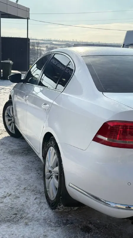 Продам volkswagen passat b7 год выпуска: 2011 пробег 187000 родной! двигатель: 1.8 tsi (215 л. с) состояние: кузова 5/5 ( не в шпаклевке, не кривой, без гнили и рыжиков) состояние ходовой части: без лишних звуков ничего не гремит, не тарахтит, не воет комплектация "style" : мультируль, парктроники передние-здание, электроручник, auto hold, электроскладывание зеркал, двух зонный климат контроль, датчик дождя, датчик света на машине стоят оригинальные диски r17 на новой зимней резине так же есть летние новые диски r18 на новой резине замена масла в двигателе и коробке 700 км назад, масложора нет, коробка не пинает, по электрике работает все любые проверки за ваш счет приветствуются цена: 1 350 000 торг реальному покупателю у капота машина стоит г. комсомольское (старобешевский район) звонить +79495761932 тг на этом же номере 📲 tg: @siilentxx 📞 звоните: +7(949)5761932 - фотография - 3
