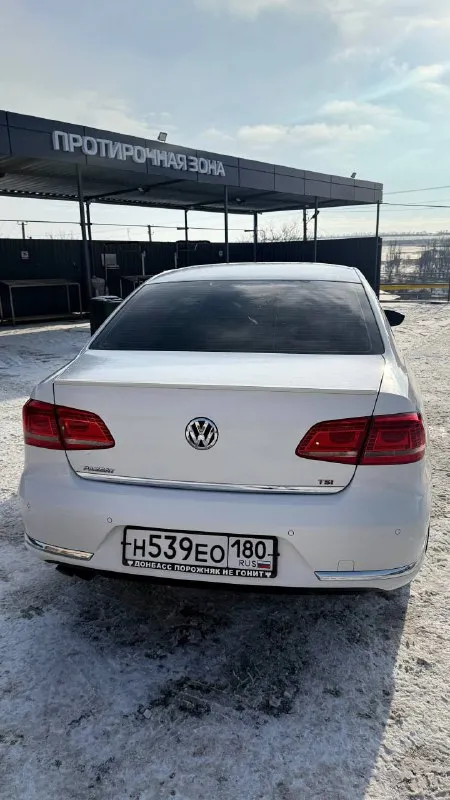 Продам volkswagen passat b7 год выпуска: 2011 пробег 187000 родной! двигатель: 1.8 tsi (215 л. с) состояние: кузова 5/5 ( не в шпаклевке, не кривой, без гнили и рыжиков) состояние ходовой части: без лишних звуков ничего не гремит, не тарахтит, не воет комплектация "style" : мультируль, парктроники передние-здание, электроручник, auto hold, электроскладывание зеркал, двух зонный климат контроль, датчик дождя, датчик света на машине стоят оригинальные диски r17 на новой зимней резине так же есть летние новые диски r18 на новой резине замена масла в двигателе и коробке 700 км назад, масложора нет, коробка не пинает, по электрике работает все любые проверки за ваш счет приветствуются цена: 1 350 000 торг реальному покупателю у капота машина стоит г. комсомольское (старобешевский район) звонить +79495761932 тг на этом же номере 📲 tg: @siilentxx 📞 звоните: +7(949)5761932 - фотография - 4