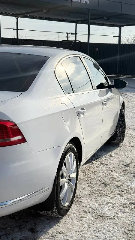 Продам volkswagen passat b7 год выпуска: 2011 пробег 187000 родной! двигатель: 1.8 tsi (215 л. с) состояние: кузова 5/5 ( не в шпаклевке, не кривой, без гнили и рыжиков) состояние ходовой части: без лишних звуков ничего не гремит, не тарахтит, не воет комплектация "style" : мультируль, парктроники передние-здание, электроручник, auto hold, электроскладывание зеркал, двух зонный климат контроль, датчик дождя, датчик света на машине стоят оригинальные диски r17 на новой зимней резине так же есть летние новые диски r18 на новой резине замена масла в двигателе и коробке 700 км назад, масложора нет, коробка не пинает, по электрике работает все любые проверки за ваш счет приветствуются цена: 1 350 000 торг реальному покупателю у капота машина стоит г. комсомольское (старобешевский район) звонить +79495761932 тг на этом же номере 📲 tg: @siilentxx 📞 звоните: +7(949)5761932 - фотография - 5