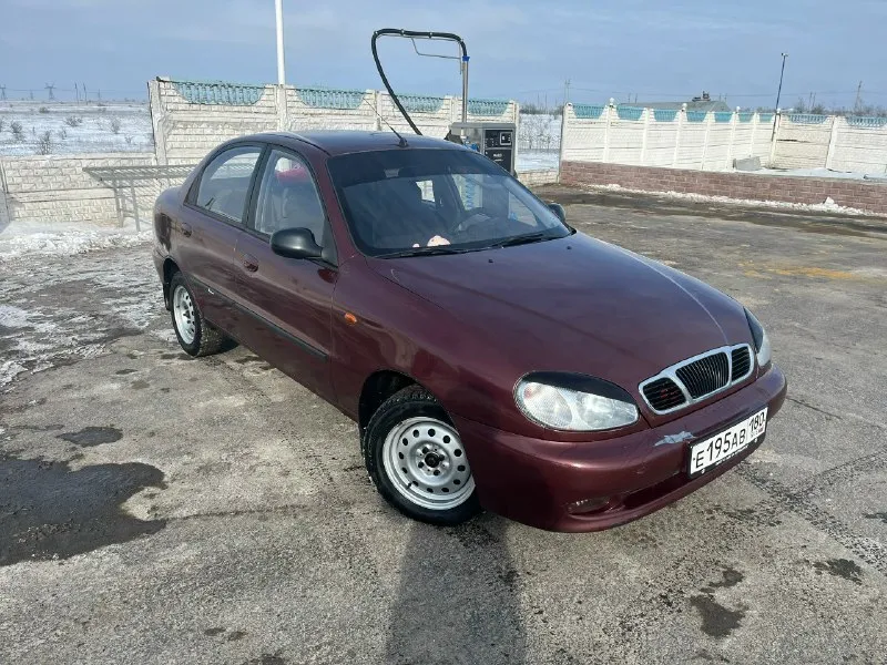 Продам daewoo sens ( daewoo сенс). 2007. двигатель 1.3. работает хорошо, не дымит, масло не ест. пробег 174000 км. коробка пятиступка. стоит новая зимняя резина с новыми дисками r14. ржавчины нет нигде. стаканы в идеале. не критичные моменты по лкп бампера. стоит led оптика. печка жарит. сигнализация, центральный замок. установлена мультимедия, bluetooth. два электро-стеклоподъемника. из нового: помпа, радиатор, патрубки, тормозные колодки и барабаны. продажа по тех паспорту. территориально иловайск. хочу за нее 180000р. присутствует торг. +79493414973, телеграмм. 📞 звоните: +7(949)3414973 - фотография - 4