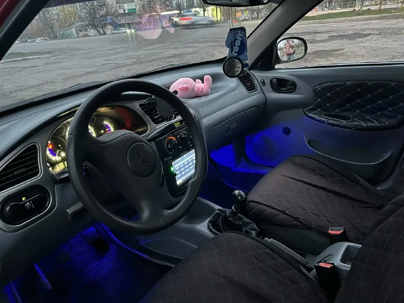 Продам daewoo sens ( daewoo сенс). 2007. двигатель 1.3. работает хорошо, не дымит, масло не ест. пробег 174000 км. коробка пятиступка. стоит новая зимняя резина с новыми дисками r14. ржавчины нет нигде. стаканы в идеале. не критичные моменты по лкп бампера. стоит led оптика. печка жарит. сигнализация, центральный замок. установлена мультимедия, bluetooth. два электро-стеклоподъемника. из нового: помпа, радиатор, патрубки, тормозные колодки и барабаны. продажа по тех паспорту. территориально иловайск. хочу за нее 180000р. присутствует торг. +79493414973, телеграмм. 📞 звоните: +7(949)3414973 - фотография - 9
