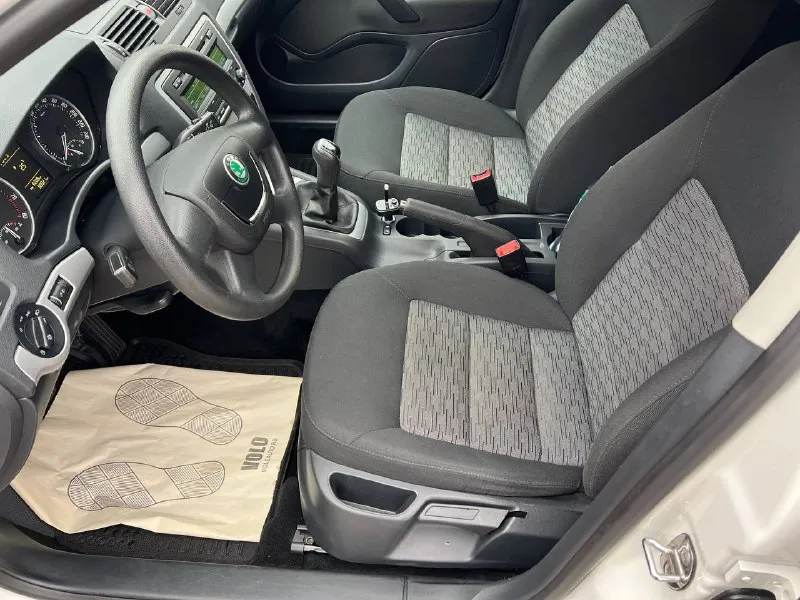 Skoda octavia 2012 года выпуска двигатель 1.6 mpi самый обычный коробка механика пробег 88000 км родного не смотаного без единого окраса любые проверки состояние нового автомобиля два ключа сигнализация с обратной с обратной связью зимняя резина все т. о проходила по регламенту цена 1 мл 200 тысяч +7 (949) 520 59 72 - фотография - 2