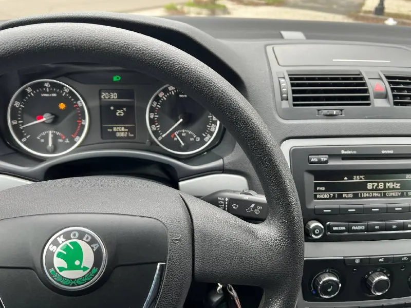 Skoda octavia 2012 года выпуска двигатель 1.6 mpi самый обычный коробка механика пробег 88000 км родного не смотаного без единого окраса любые проверки состояние нового автомобиля два ключа сигнализация с обратной с обратной связью зимняя резина все т. о проходила по регламенту цена 1 мл 200 тысяч +7 (949) 520 59 72 - фотография - 4