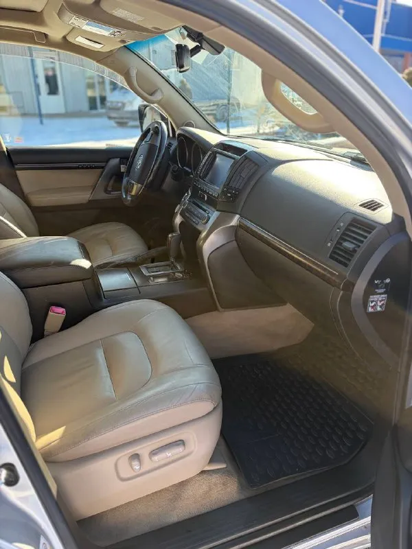 Toyota land cruiser 200 2009 4.7 бензин 177 тысяч оригинального пробега!(любые проверки) без дтп! в родном окрасе! на всех элементах vin-таблички! ничего не кручено! фары, фонари и остекление кроме лобового оригинальное! зеленая автотека! 1 хозяин(3 регистрации) оригинал птс! 2 ключа! никакой коррозии, vin на раме отличный! машина всю жизнь на севере! технически весь обслужен! вложений не требуется! весь сухой, никаких стуков, течей, ошибок и прочего! полный привод и трансмиссия без нареканий! работает каждая кнопка! салон так же на свой возраст и пробег в шикарном состоянии, никаких дефектов, ничего не перешивалось! 8 мест! два комплекта колес на дисках, резина жирная! комплектация без ключевой, r-камера, люк, парктронники электропривод всего, память сидений, круиз, 4-х зонный климат, подогрев всех сидений и много другое! горловка-енакиево 2.800.000 торг хороший🔥🔥🔥 +79493425114 📲 tg: 🙏🏻 📞 +7(949)3425114 📲 tg: @da83robot 📞 звоните: +7(949)3425114 - фотография - 7